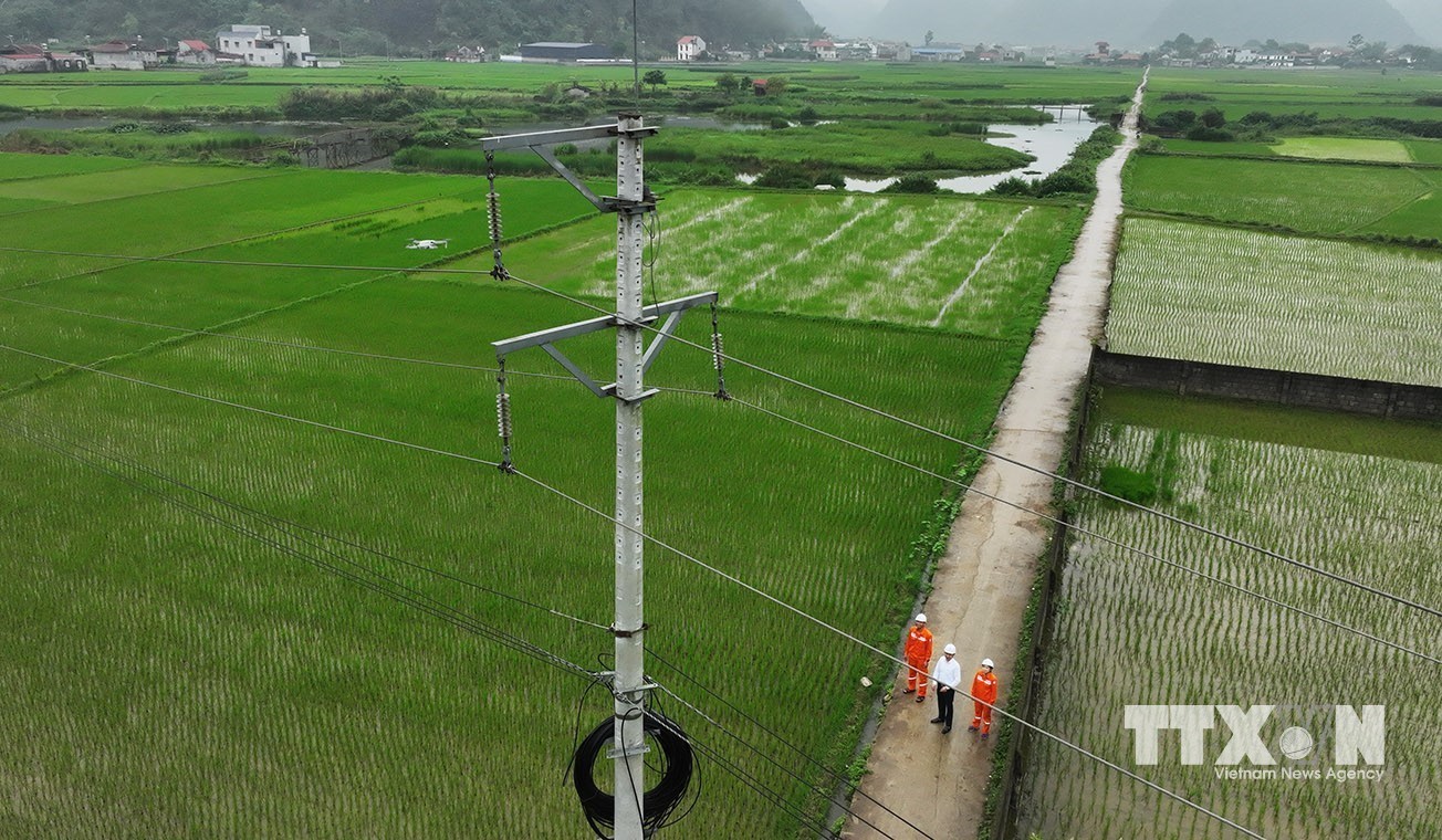 Sử dụng thiết bị bay không người lái (flycam) camera nhiệt kiểm tra đường dây của hệ thống lưới điện xã Bắc Sơn, tỉnh Lạng Sơn. (Ảnh: Vũ Sinh/TTXVN)